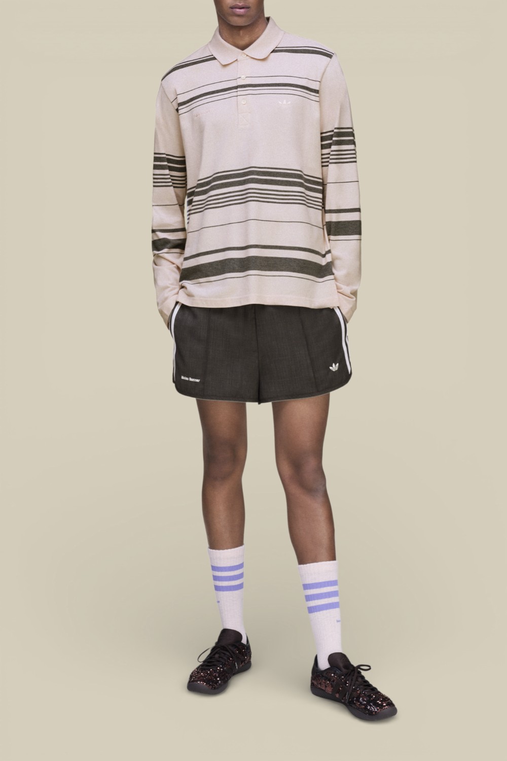 תמונת כל הלוק של חולצת פולו